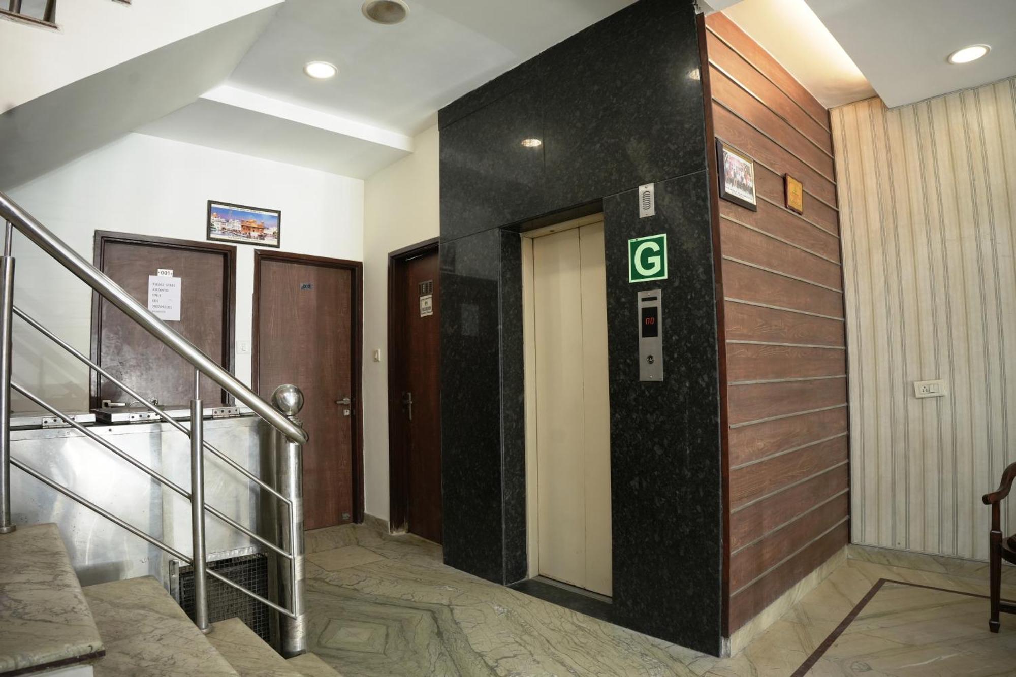 Hotel Holiday Comfort Amritsar Buitenkant foto