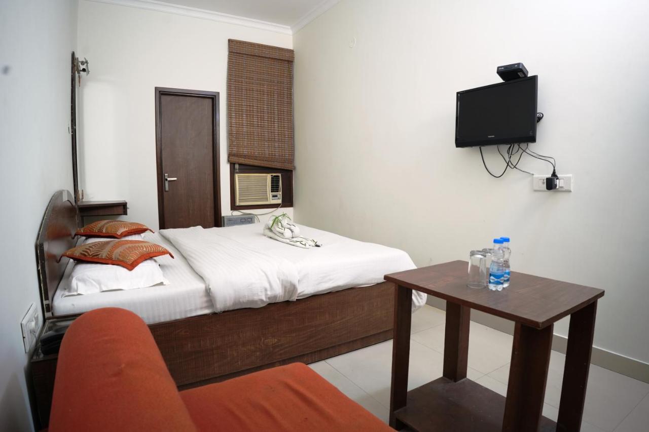 Hotel Holiday Comfort Amritsar Buitenkant foto