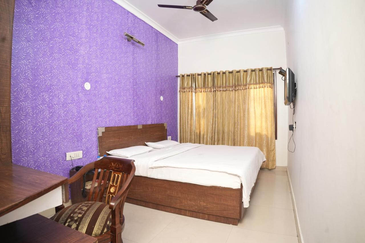 Hotel Holiday Comfort Amritsar Buitenkant foto