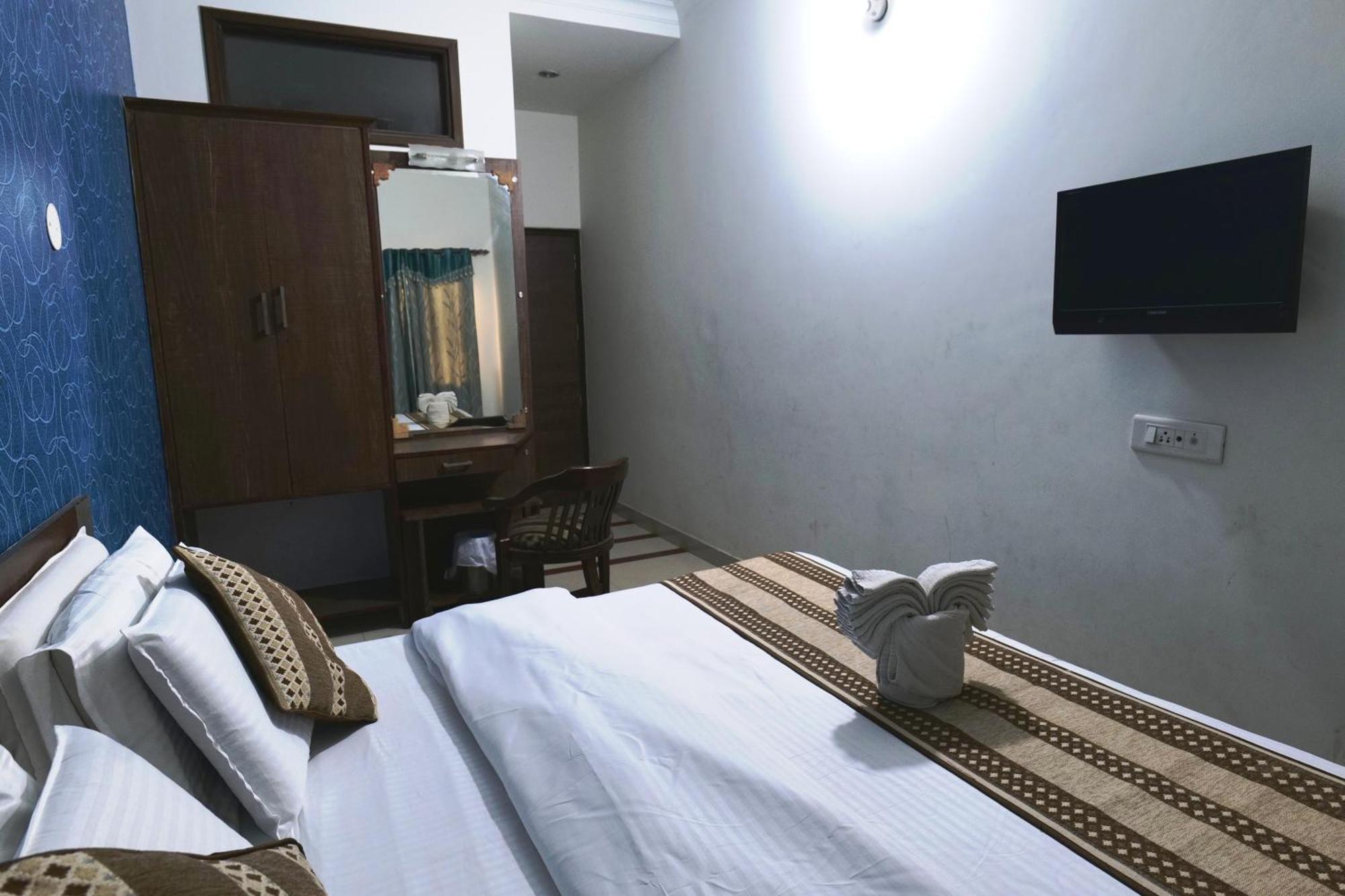 Hotel Holiday Comfort Amritsar Buitenkant foto