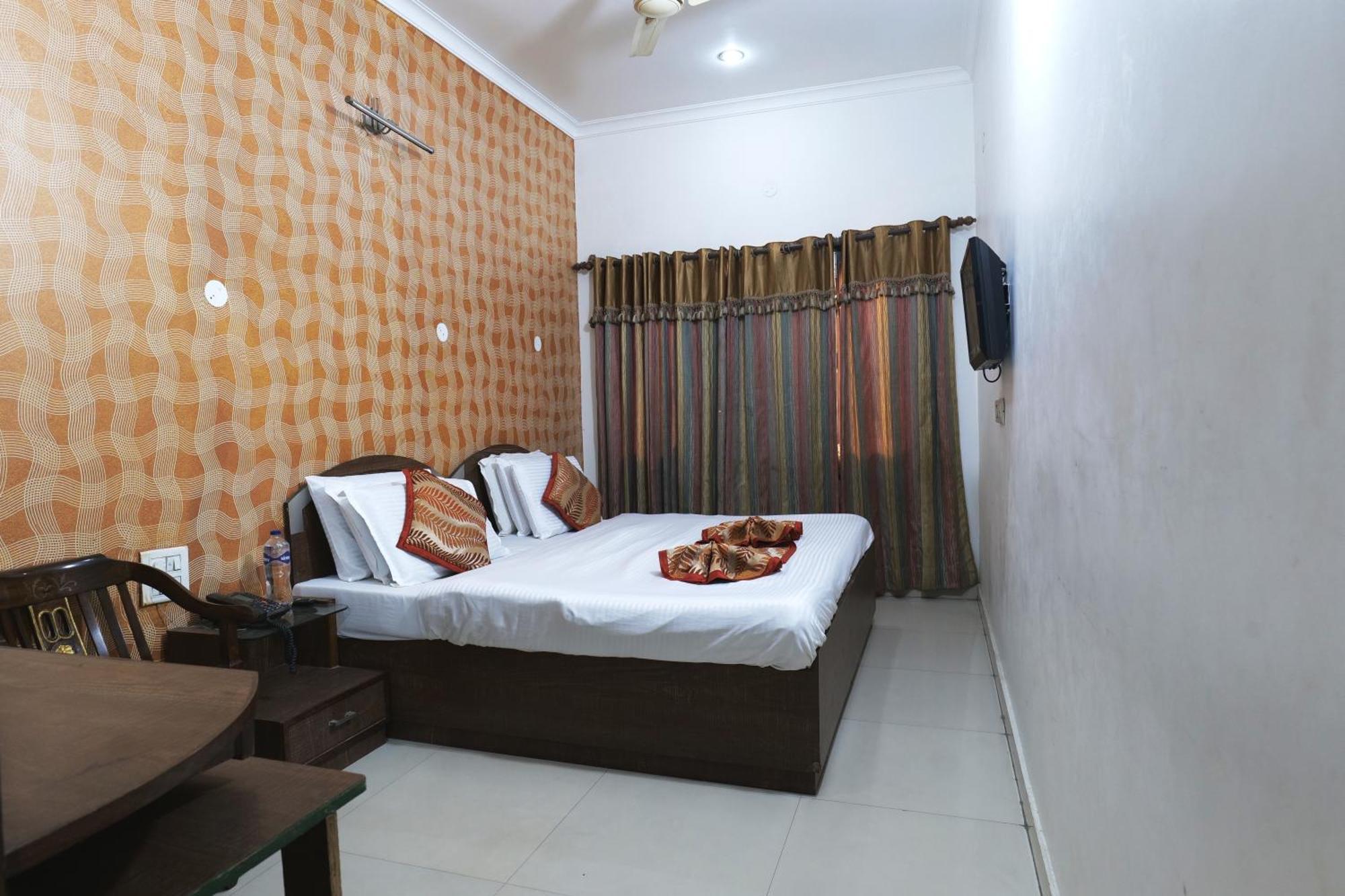 Hotel Holiday Comfort Amritsar Buitenkant foto