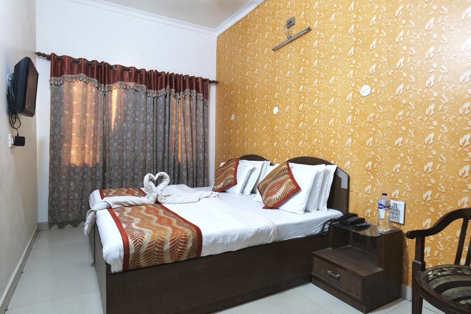 Hotel Holiday Comfort Amritsar Buitenkant foto
