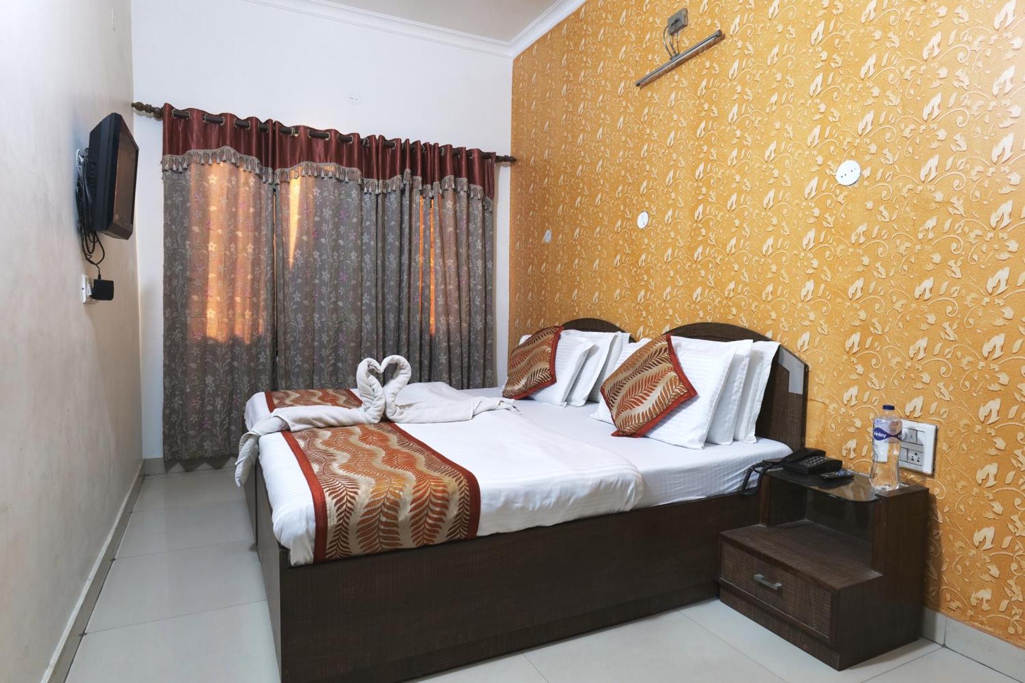 Hotel Holiday Comfort Amritsar Buitenkant foto