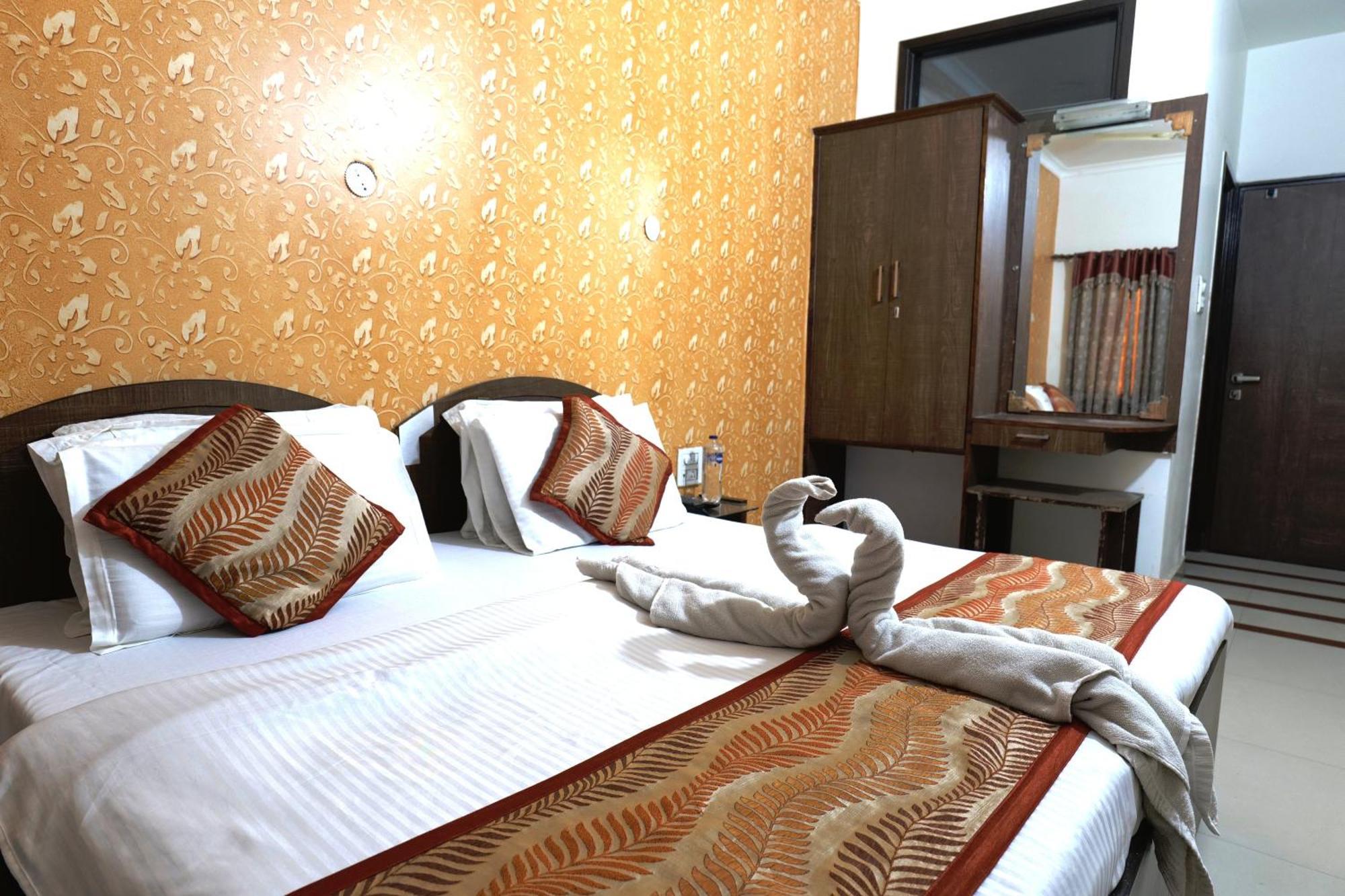 Hotel Holiday Comfort Amritsar Buitenkant foto
