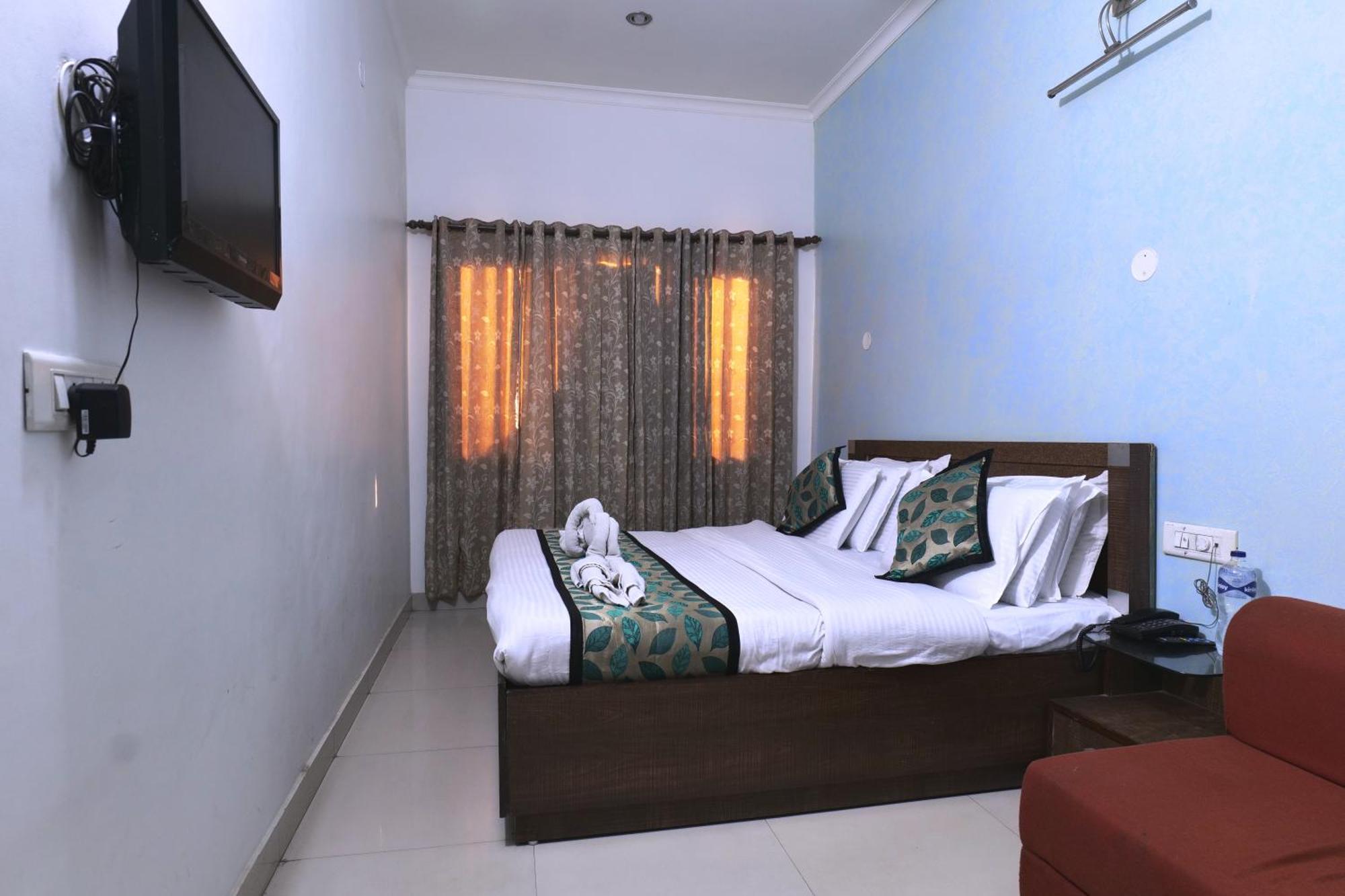 Hotel Holiday Comfort Amritsar Buitenkant foto