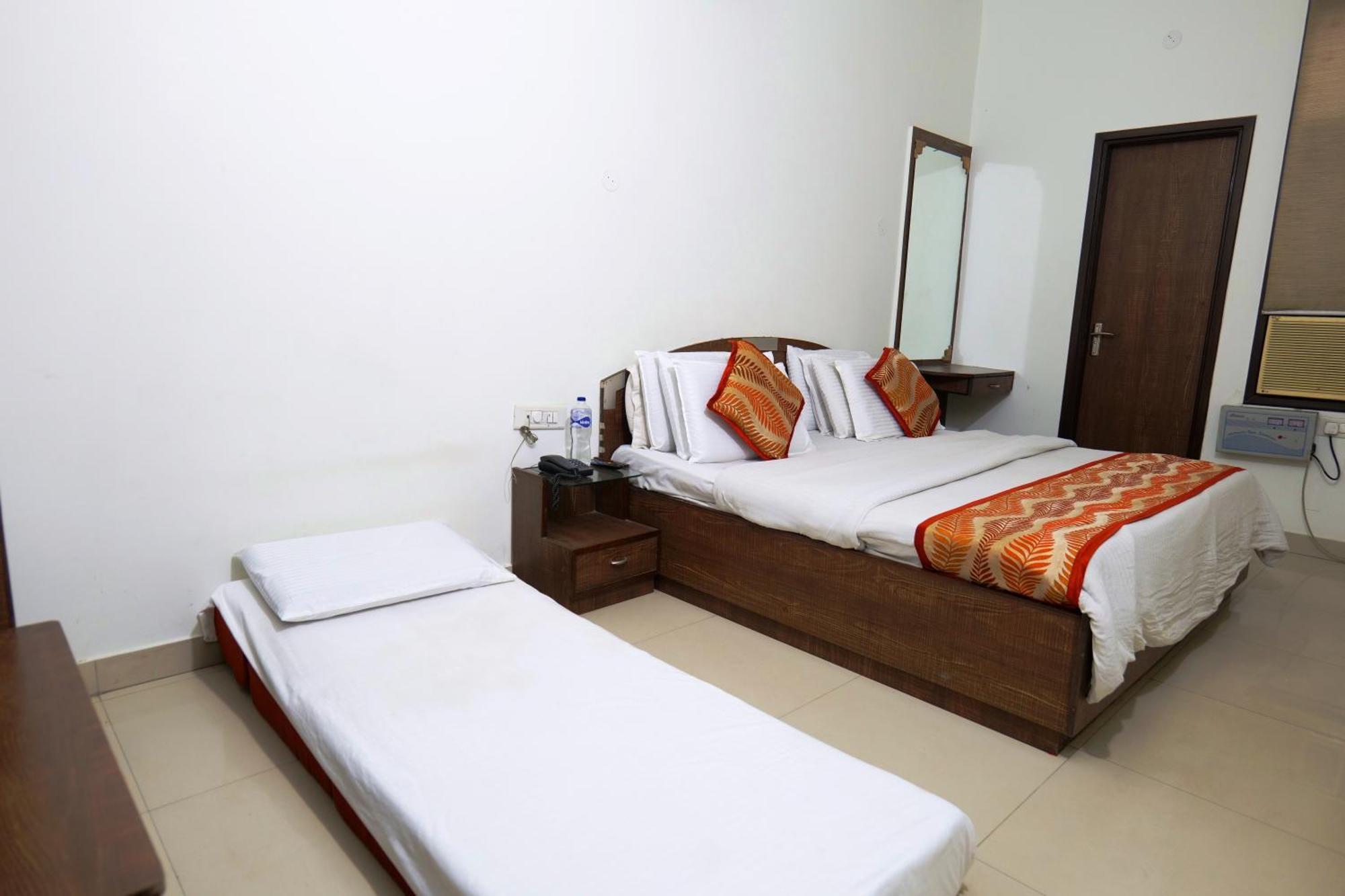 Hotel Holiday Comfort Amritsar Buitenkant foto
