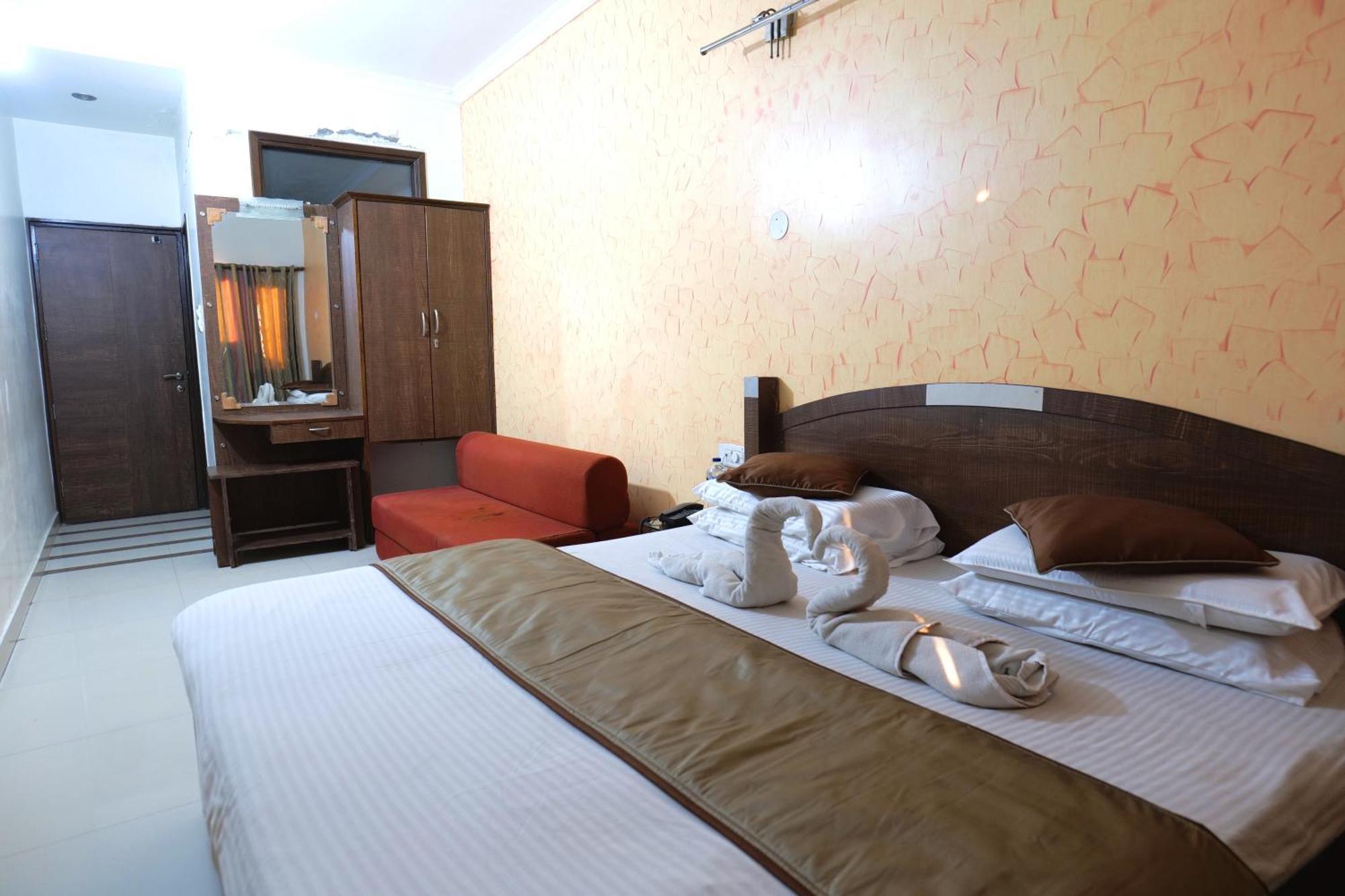 Hotel Holiday Comfort Amritsar Buitenkant foto