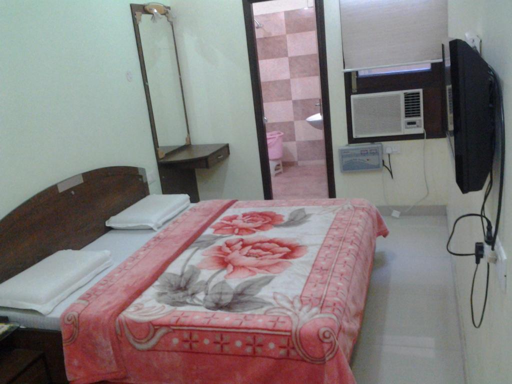 Hotel Holiday Comfort Amritsar Buitenkant foto