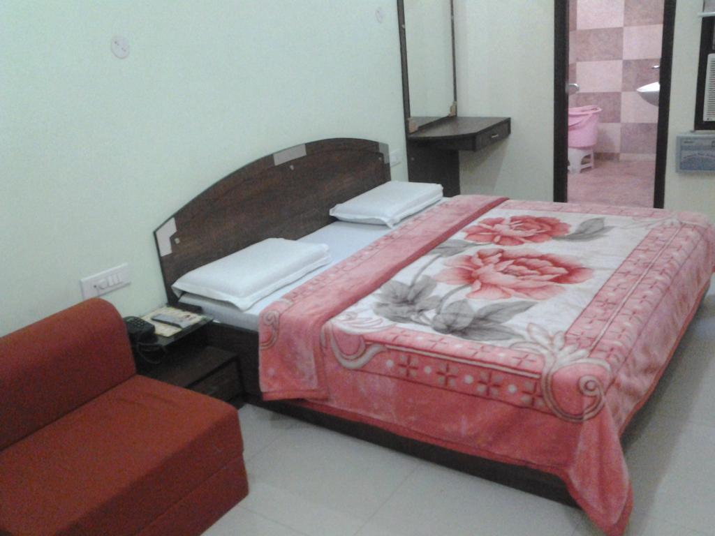 Hotel Holiday Comfort Amritsar Buitenkant foto