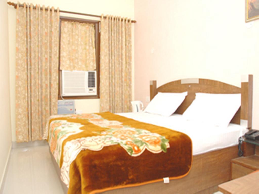 Hotel Holiday Comfort Amritsar Buitenkant foto